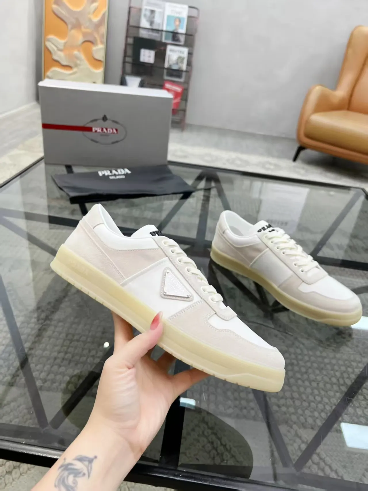 P380 Yuan 38-45 Prada Prada’s new men’s leather sports shoes, the highest version on the market, any comparison is welcome🆚! The original leather has excellent texture and is super high-end! Fetal sheep net lining imported from Italy, removable pad! Luxurious materials and fine workmanship, highly recommended!